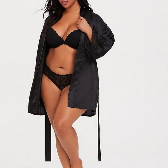 ๐HP๐ NWT Torrid Black Satin & Lace Short Lingerie Robe, size 4 ๐ค - Picture 2 of 8